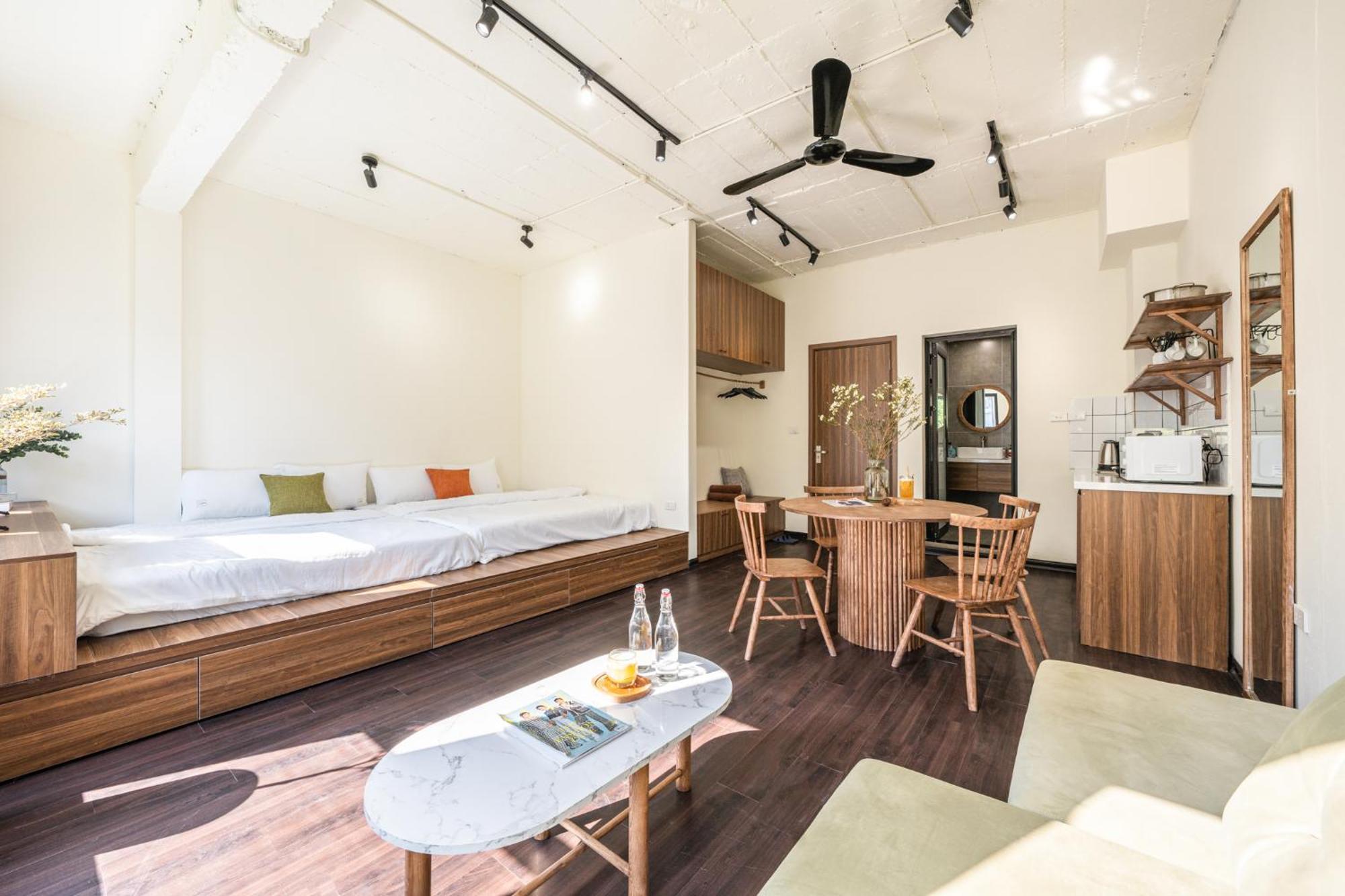 Amber Glow - Cozy Retreat Near Thanh Cong Lake-free Laundry